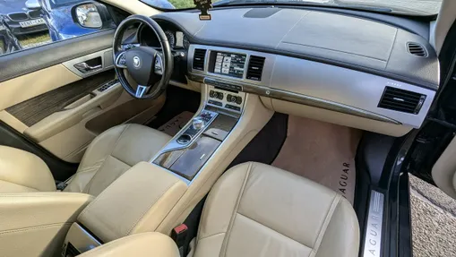 JAGUAR XF -