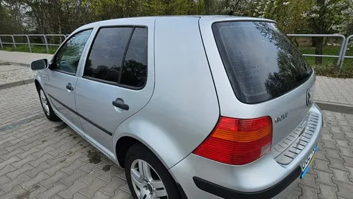 VOLKSWAGEN Golf -