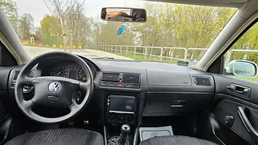 VOLKSWAGEN Golf -