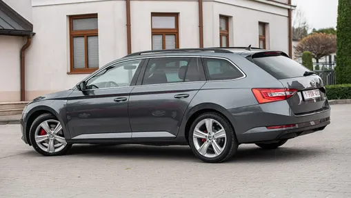 SKODA Superb -