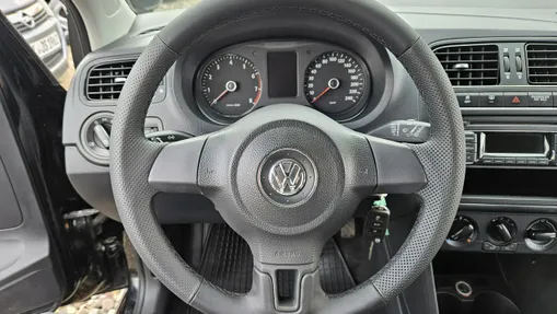 VOLKSWAGEN Polo -