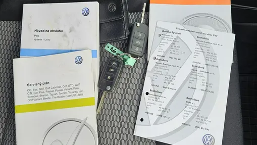 VOLKSWAGEN Polo -