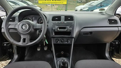 VOLKSWAGEN Polo -