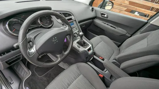 PEUGEOT 5008 -