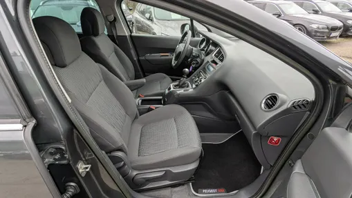 PEUGEOT 5008 -