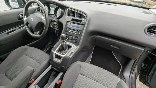 PEUGEOT 5008 -