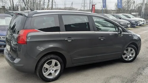 PEUGEOT 5008 -