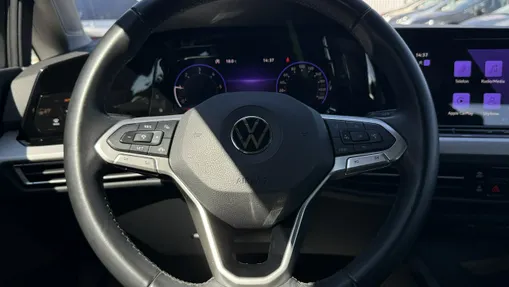 VOLKSWAGEN Golf -