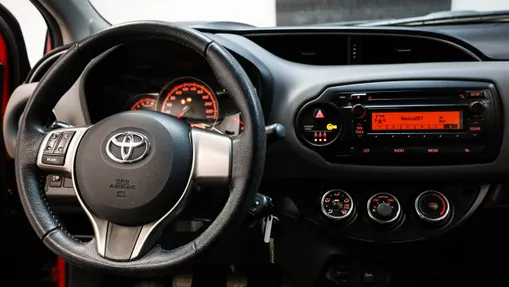 TOYOTA Yaris -