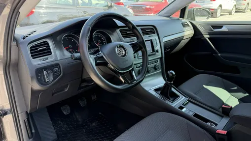 VOLKSWAGEN Golf -