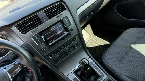 VOLKSWAGEN Golf -