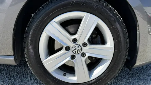 VOLKSWAGEN Golf -