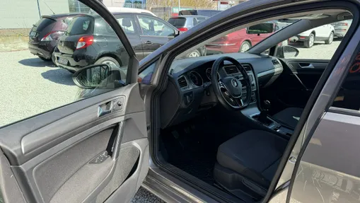 VOLKSWAGEN Golf -