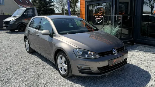 VOLKSWAGEN Golf -