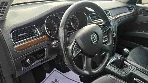 SKODA Superb -