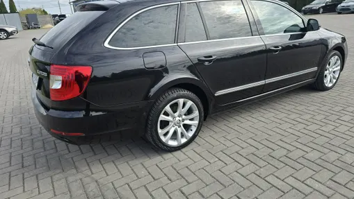 SKODA Superb -