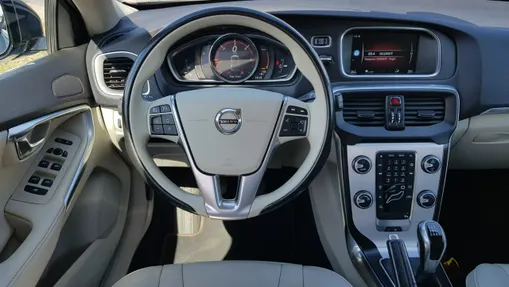 VOLVO V40 -