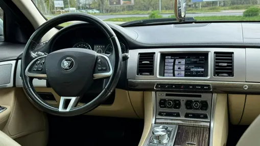 JAGUAR XF -