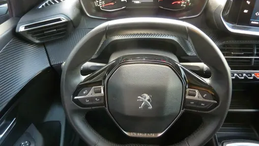 PEUGEOT 208 -