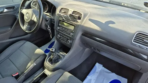 VOLKSWAGEN Golf -