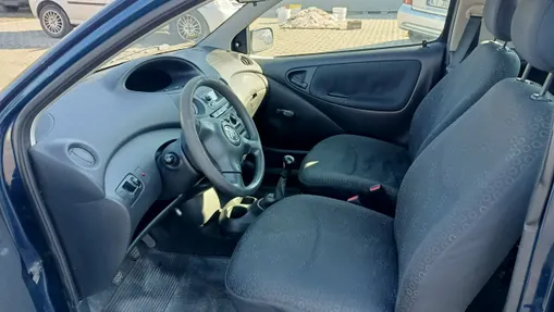 TOYOTA Yaris -