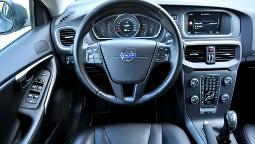 VOLVO V40 -
