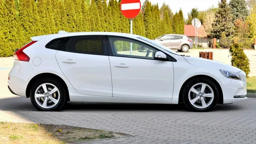 VOLVO V40 -