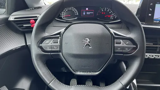 PEUGEOT 208 -