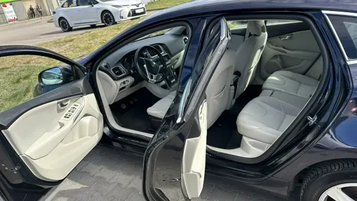 VOLVO V40 -