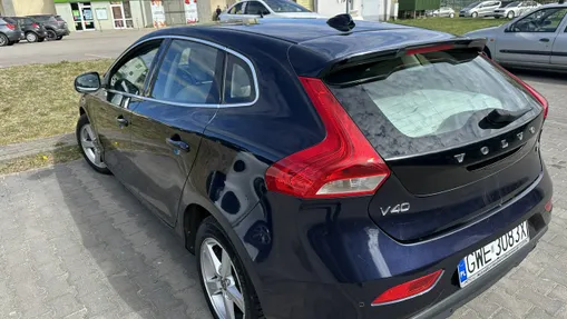 VOLVO V40 -