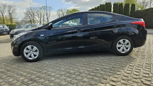 HYUNDAI Elantra -