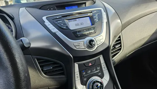 HYUNDAI Elantra -