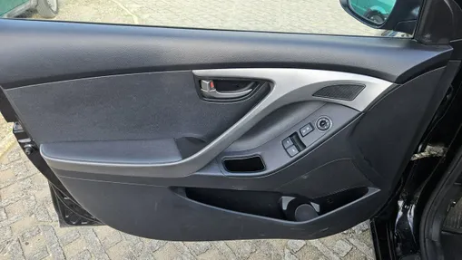 HYUNDAI Elantra -