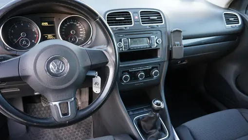 VOLKSWAGEN Golf -