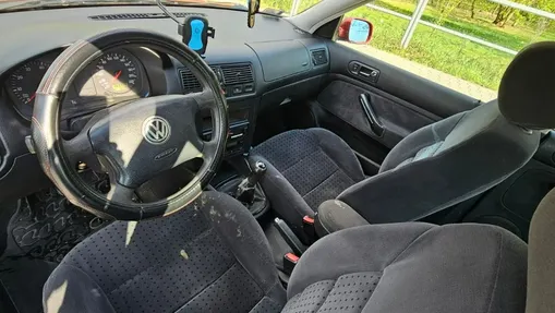 VOLKSWAGEN Golf -