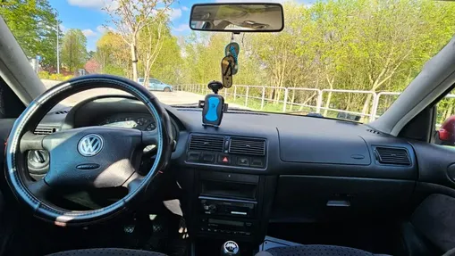 VOLKSWAGEN Golf -