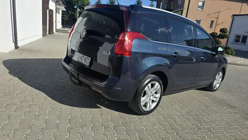 PEUGEOT 5008 -