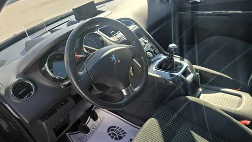PEUGEOT 5008 -