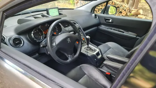 PEUGEOT 5008 -
