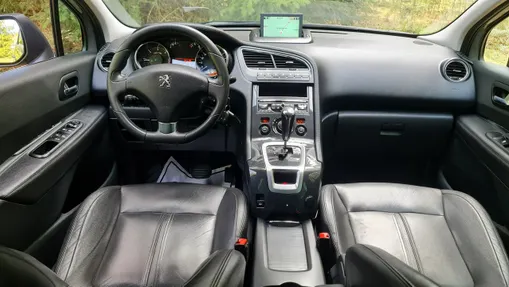 PEUGEOT 5008 -