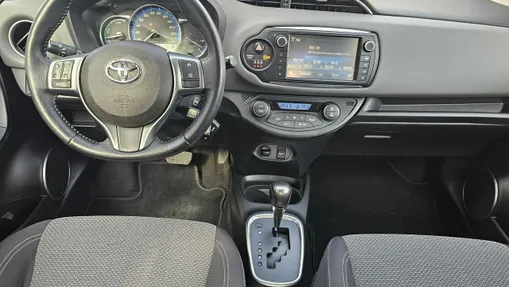 TOYOTA Yaris -