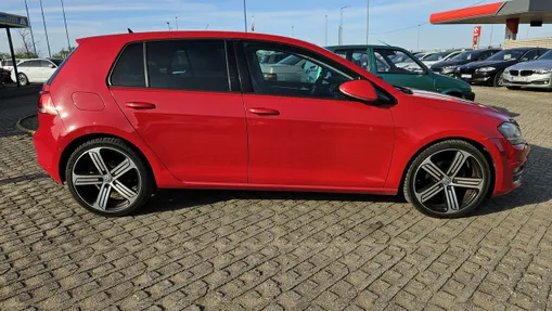 VOLKSWAGEN Golf -
