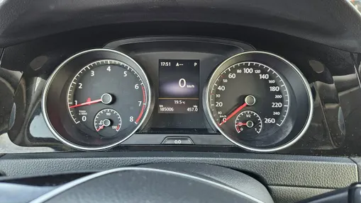 VOLKSWAGEN Golf -
