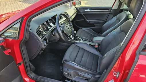 VOLKSWAGEN Golf -