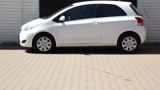 TOYOTA Yaris -