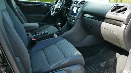 VOLKSWAGEN Golf -