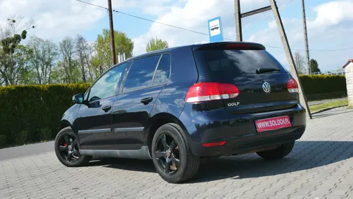 VOLKSWAGEN Golf -