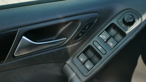 VOLKSWAGEN Golf -