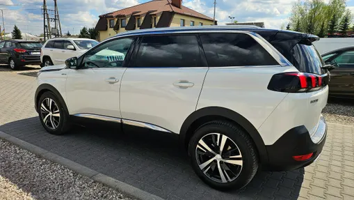 PEUGEOT 5008 -