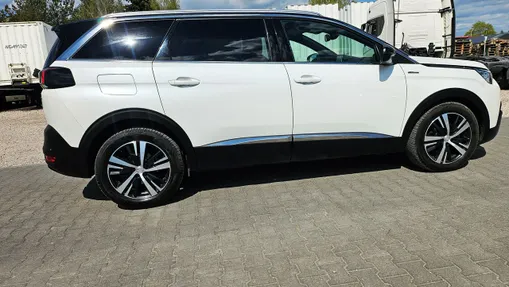 PEUGEOT 5008 -